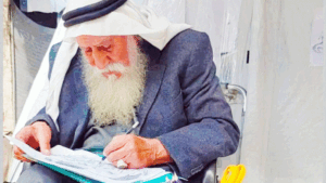 غزة تُرسم من جدي الثمانيني محمد زملط يحوّل الفقد إلى ذاكرة حيّة - عروبة الاخباري | Oroba News