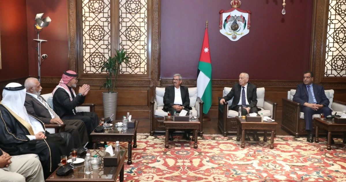 760732 - عروبة الاخباري | Oroba News Diplomatic meeting in a formal room: five men seated in armchairs around small tables, Jordan flag and national crest visible.