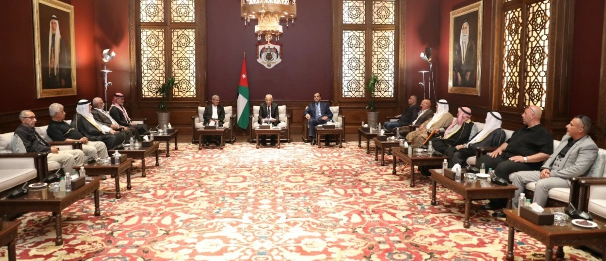 760733 - عروبة الاخباري | Oroba News Formal diplomatic meeting in an ornate room with a Jordan flag, officials seated in two rows around low tables.
