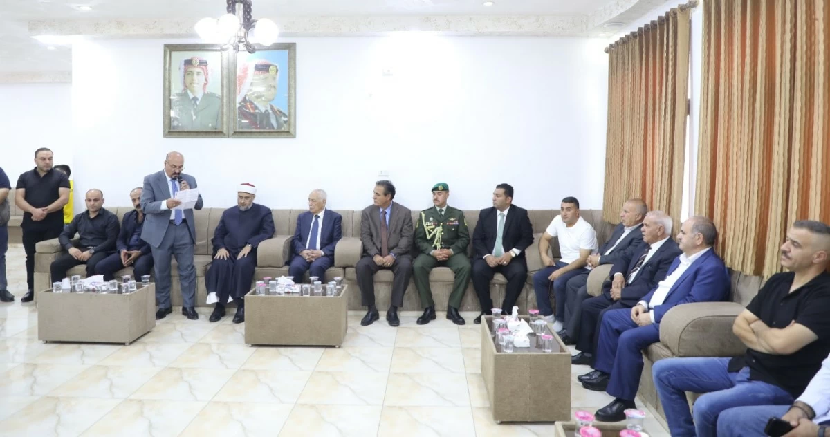 764104 - عروبة الاخباري | Oroba News Group of officials seated on beige sofas in a meeting room; a man in a suit reads from a paper while others listen.