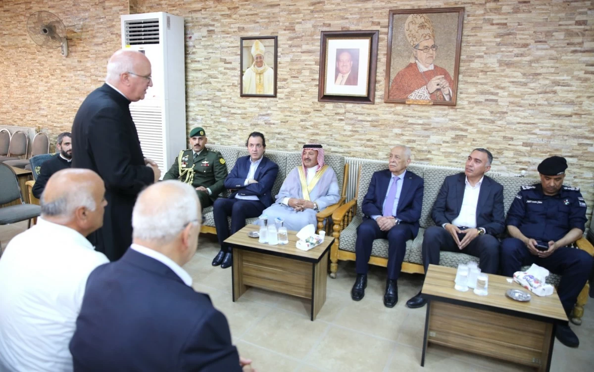 764757 - عروبة الاخباري | Oroba News A group of men in formal attire seated on a sofa in a meeting room, with a standing man addressing them.