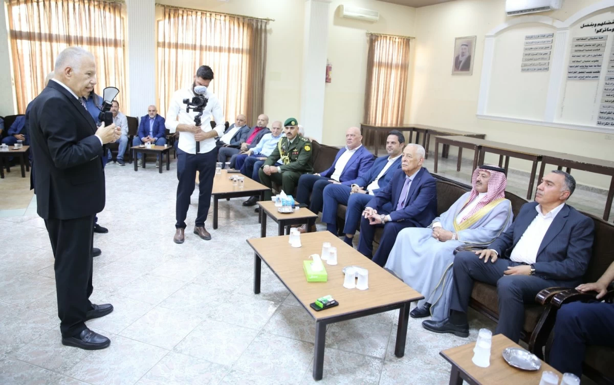 764759 - عروبة الاخباري | Oroba News A man in a dark suit speaks to a seated audience in a conference room while a photographer films the scene.