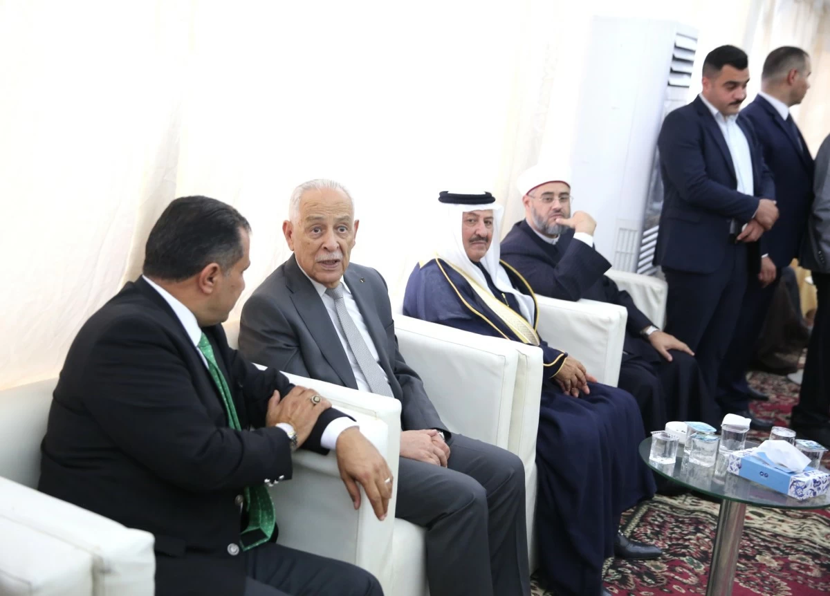 765046 - عروبة الاخباري | Oroba News Group of men in suits seated on white sofas in a formal meeting, including a man in traditional robe and headwear; a glass table with water glasses nearby.