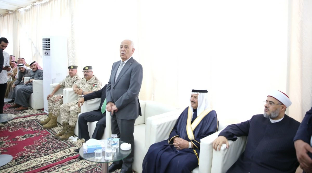 765048 - عروبة الاخباري | Oroba News Formal gathering of dignitaries in a white-tented room; a man in a gray suit stands and speaks to seated officials, including soldiers in camouflage and men in traditional robes.