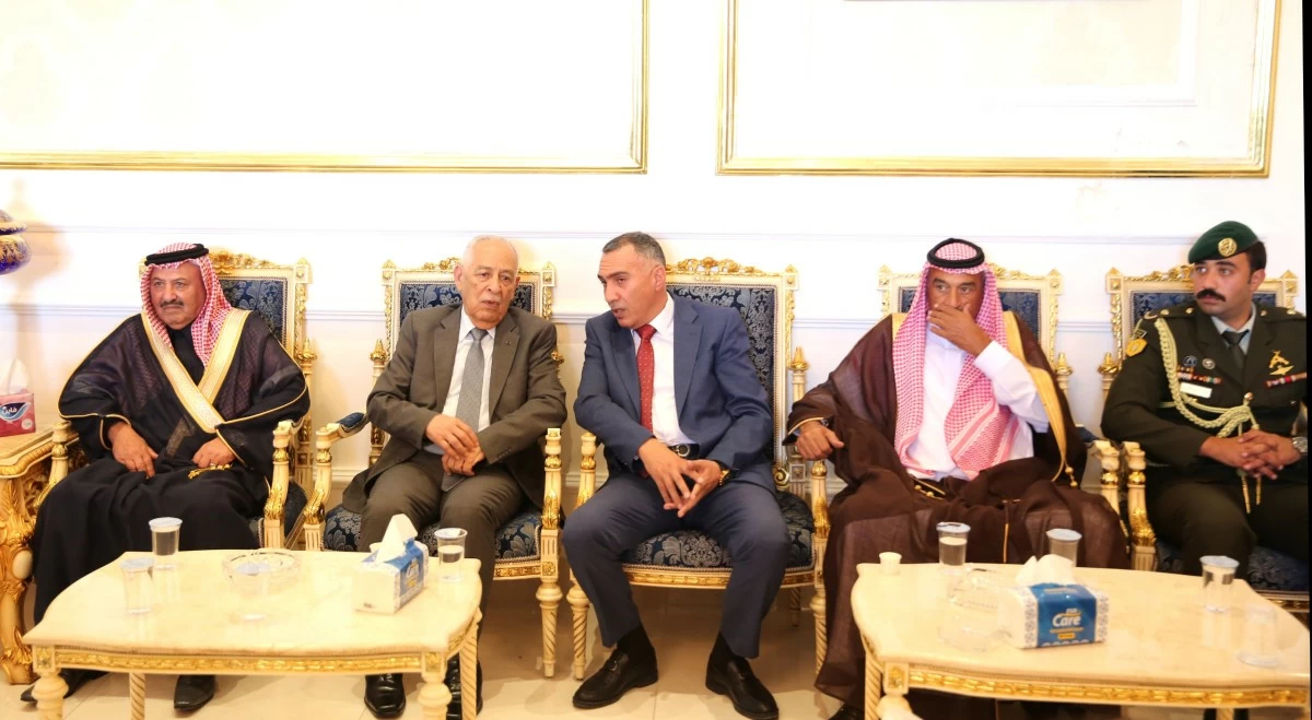 765517 - عروبة الاخباري | Oroba News Five men in ornate gold-trimmed chairs at a formal gathering; traditional robes and keffiyehs on two, a suit on one, and a military officer nearby in a lavish room.